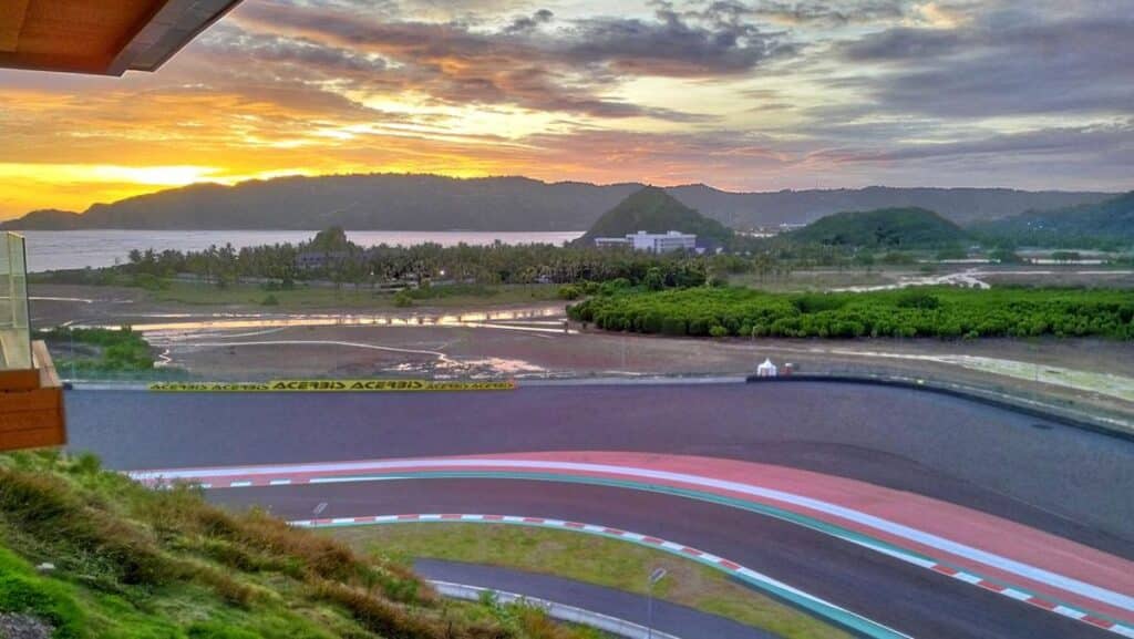 A panoramic view of the Mandalika Internasional Circiut in Lombok, showing it winding track with a stunning coastal backdrop (photo: Ahmad Viqi/detikbali)
